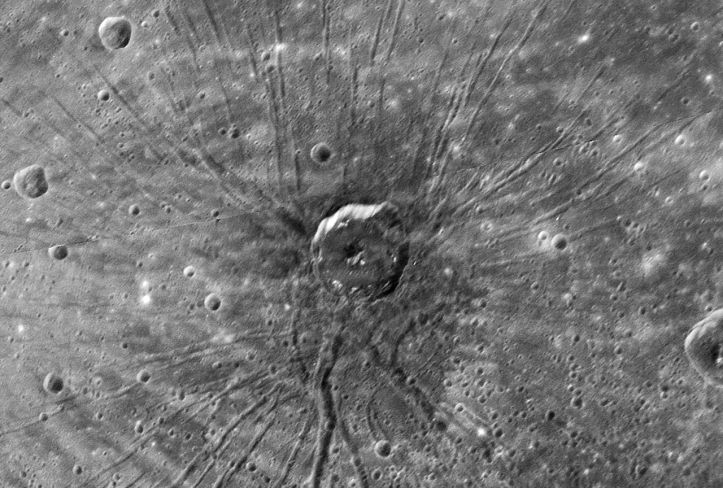1280px-Spider_crater_on_planet_mercury